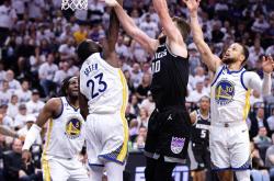 开云体育下载-爵士队近期状态神勇，击溃对手