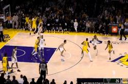 开云体育app-雄鹿对决湖人，关键一战引发球迷狂热