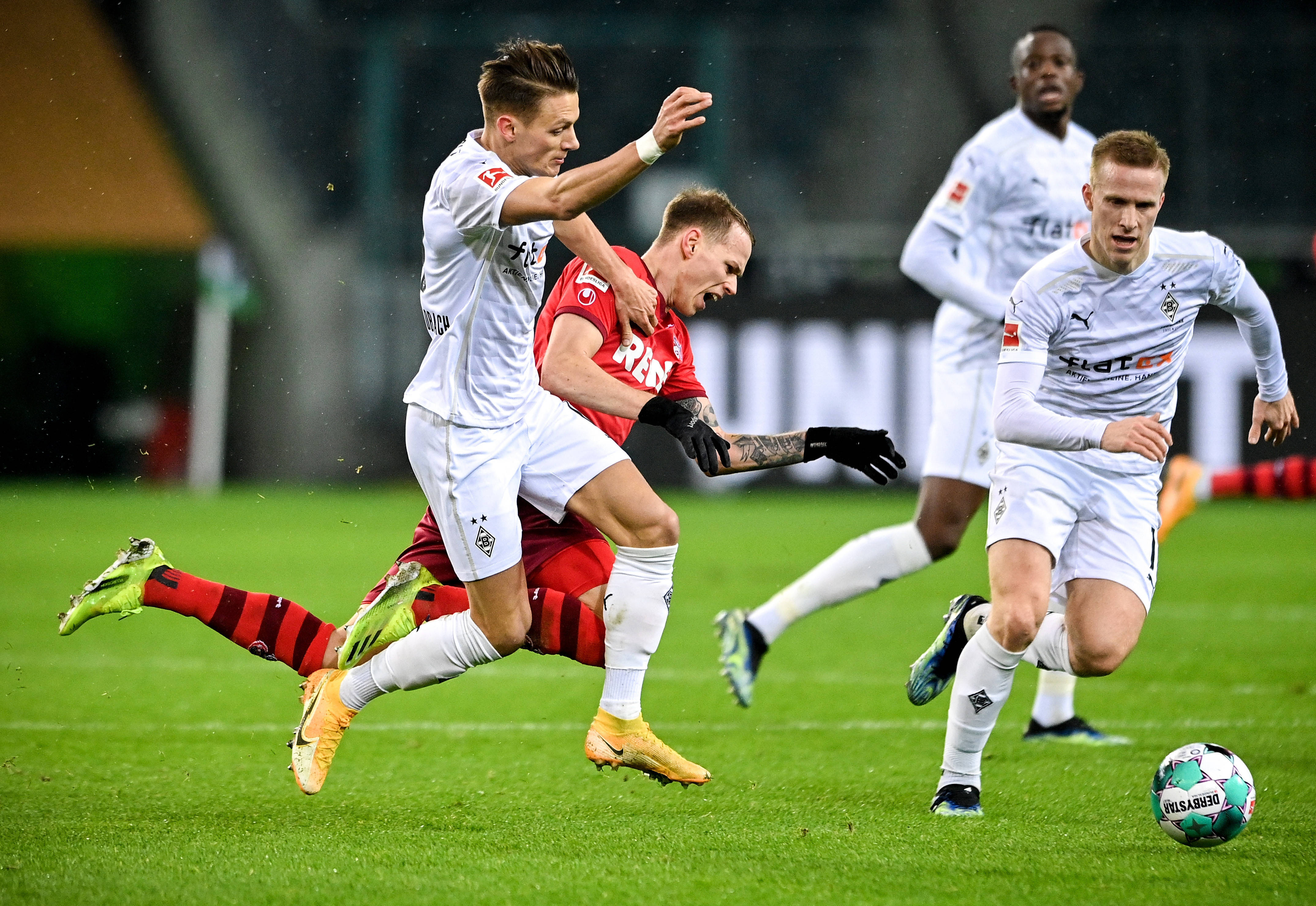 包含沃尔夫斯堡告负，德甲榜首角逐胶着局势难分胜负的词条