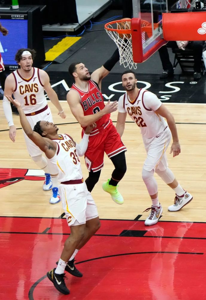 雄鹿压倒雄鹿，获得九连胜