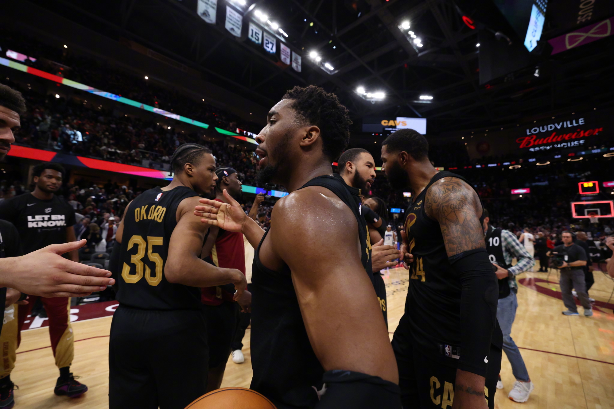 雄鹿战胜骑士保持不败